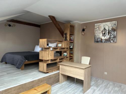 um quarto com uma cama e uma estante de livros em Centralnyi hotel em Poltava