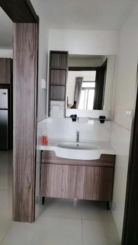 a bathroom with a sink and a mirror at 坐忘城市19 in Gelang Patah