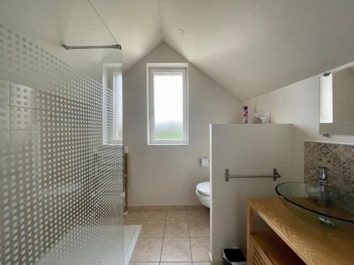 La salle de bains est pourvue d'une douche, d'un lavabo et de toilettes. dans l'établissement Pierre et Ô by Melrose, à Cottun