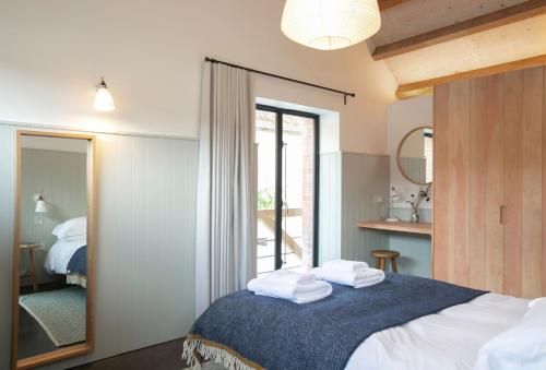 een slaapkamer met een bed met handdoeken erop bij Ladymeade in Dorchester