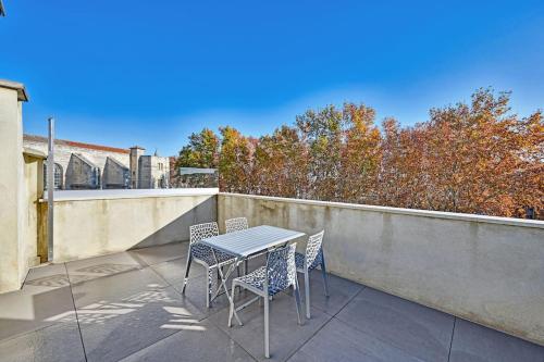 un patio avec une table et des chaises sur un balcon dans l'établissement Le loft des Papes - 2 terrasses - Vue Panoramique sur la ville - AC CLIM, à Avignon
