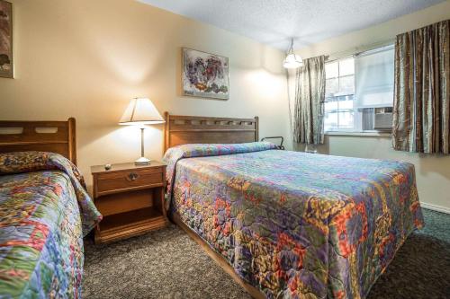 Postel nebo postele na pokoji v ubytování Rodeway Inn