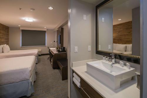 Katil atau katil-katil dalam bilik di The Row Hotel; BW Signature Collection