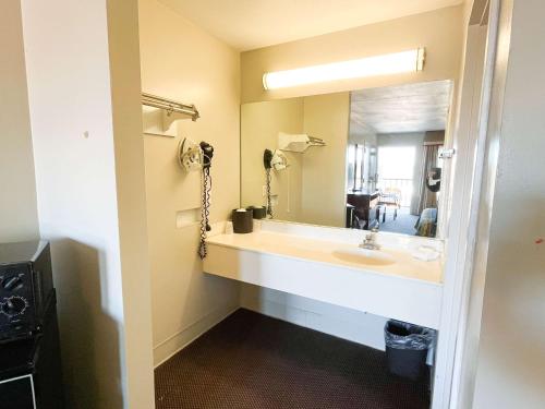 Ένα μπάνιο στο Motel 6 Bracey, VA I 85