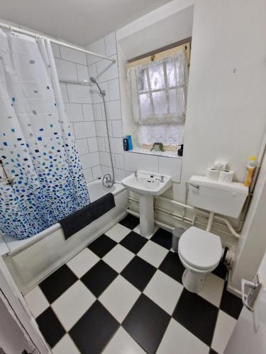 Koupelna v ubytování Waterloo - Zone 1 - Spacious one bedroom flat