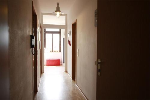 einen leeren Flur mit einer Tür und einem Hallwayngthngthngthngthngthngthngthngthngthngtgthngtgtgthngtgth in der Unterkunft Ferienwohnung 3 ANNA IFF in Würzburg