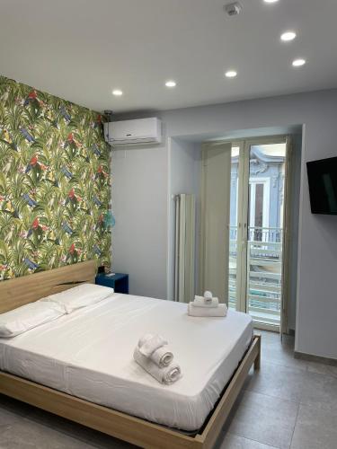 ein Schlafzimmer mit einem Bett, auf dem Handtücher liegen in der Unterkunft Terrazza Aragon Room and SPA in Neapel