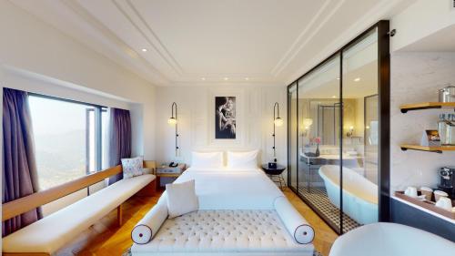 Ein Bett oder Betten in einem Zimmer der Unterkunft Radisson Hotel Shimla