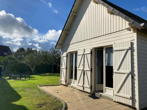 Ma cabane et les vagues by Melrose