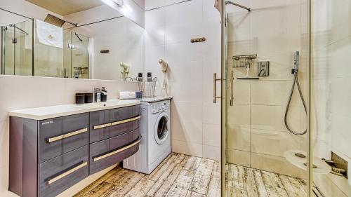La salle de bains est pourvue d'un lave-linge et d'une douche. dans l'établissement Apartamenty ROYAL APARTS - Willa Józefina chill & vibes, à Szklarska Poręba
