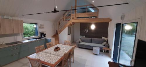 cocina y sala de estar con mesa y sofá en Chalet 4 pers Locmariaquer, OLLC, en Locmariaquer