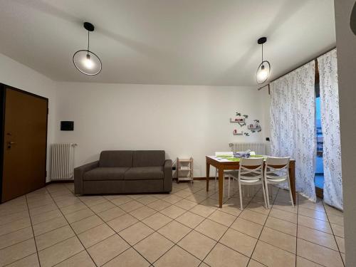 - un salon avec un canapé, une table et des chaises dans l'établissement La casa di Giada, à Bergame