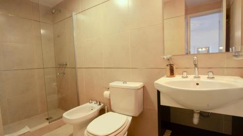 a bathroom with a toilet and a sink and a shower at Dpto sobre Bv Galvez con Piscina in Santa Fe