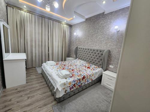 - une chambre avec un grand lit dans l'établissement Cozy apartment 2, à Samarcande