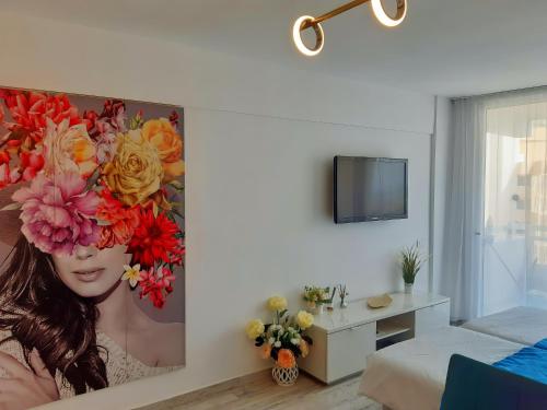 un dormitorio con una pintura de una mujer con flores en la pared en Las Americas Best-Suite 10 -Studio Luxury con vista a 5 mins dalla spiaggia con 2 piscine en Playa Fañabe