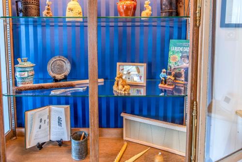 a blue display cabinet filled with lots of items at La Ruche de Raphaëlle in Clavier
