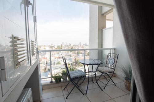 a balcony with a table and chairs and a view at Dpto sobre Bv Galvez con Piscina in Santa Fe