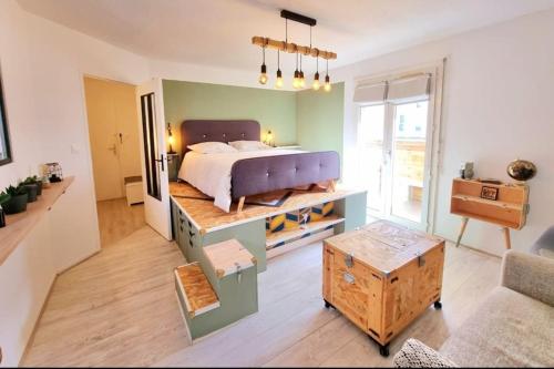 ein Schlafzimmer mit einem Bett und ein Wohnzimmer in der Unterkunft Studio Cosy Atypique - Toulouse in Toulouse