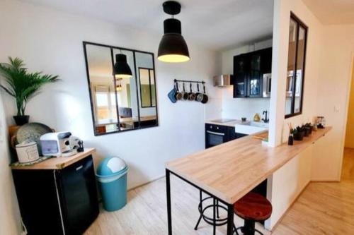 une cuisine avec un comptoir en bois dans une pièce dans l'établissement Studio Cosy Atypique - Toulouse, à Toulouse