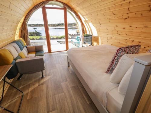 1 dormitorio con cama y ventana grande en The Wheelhouse Pod No 6, en Letterkenny