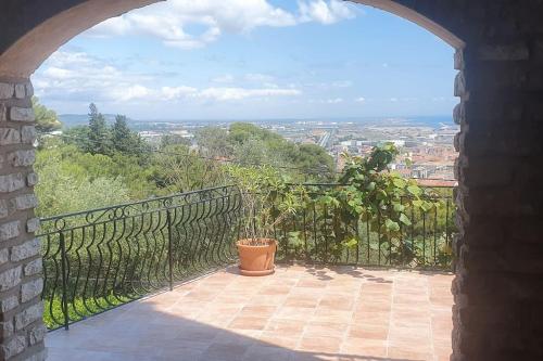 - une vue depuis une arche d'un balcon avec une plante dans l'établissement Apartment with sea/city views, near downtown Sète, à Sète