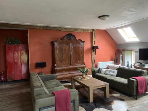 a living room with a couch and a table at Een mooie plek in Markelo