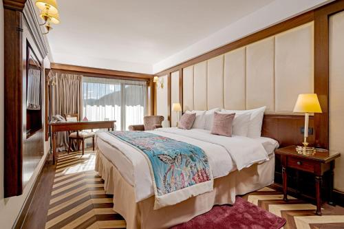 Habitación de hotel con cama grande y escritorio. en Hotel International en Sinaia