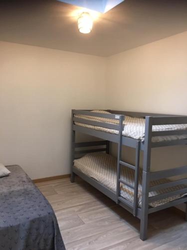 Zimmer mit einem Etagenbett und einem Zimmer mit einem Bett, einem gmaxwell gmaxwell gmaxwell gmaxwell in der Unterkunft Gite Camélia in La Réorthe