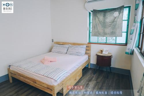 Łóżko lub łóżka w pokoju w obiekcie 蛋花湯眷村民宿