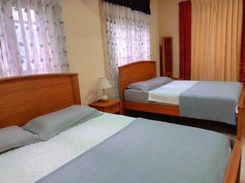 Postel nebo postele na pokoji v ubytování Shanthi Villa Home-stay