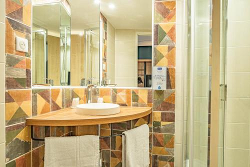 La salle de bains est pourvue d'un lavabo et d'un miroir. dans l'établissement Kyriad Aix Les Milles - Plan de Campagne, à Bouc-Bel-Air