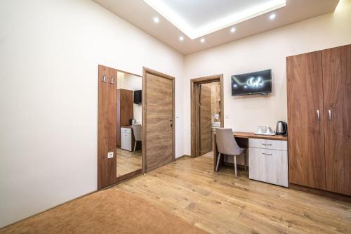 a room with a desk and a table and a chair at Слънчевите Къщи in Banya