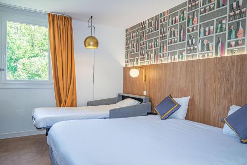 Kyriad Aix Les Milles - Plan de Campagne في بوك بيل إير: غرفة فندقية بسريرين ونافذة