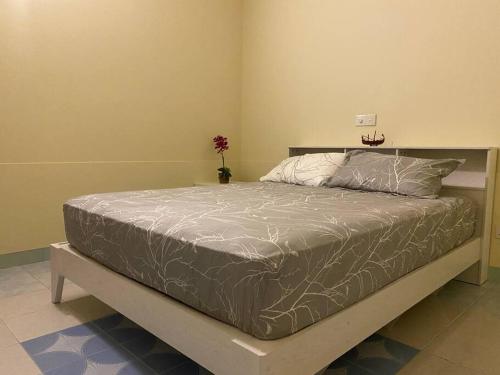duże łóżko w pokoju z: w obiekcie Dive Residence - Fuvahmulah, Maldives w mieście Fuvahmulah