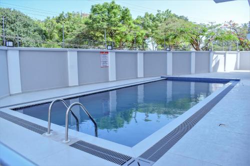 uma piscina em cima de uma casa em THE NEST, Beachfront Serviced Apartment in Nyali - with Panoramic Ocean view em Mombaça