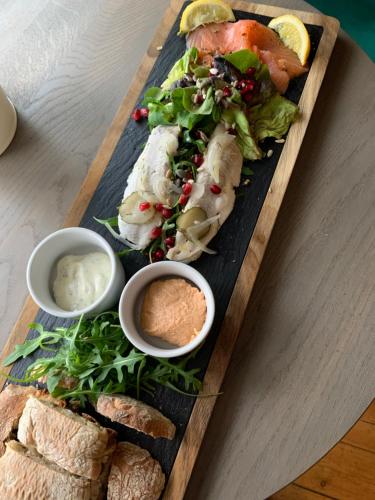 un piatto di cibo con pesce e pane su un tavolo di The Red Lion a Blewbury