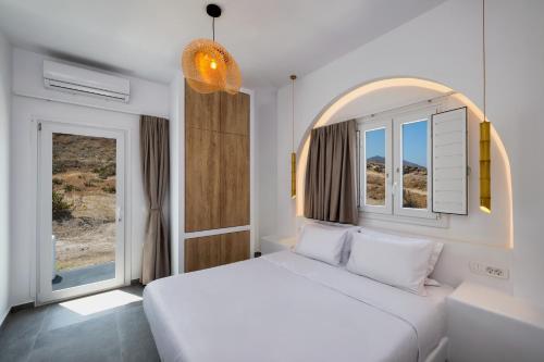 Ένα ή περισσότερα κρεβάτια σε δωμάτιο στο Peaceful Seafront Retreat in Santorini -Sonus Mare Beach Houses