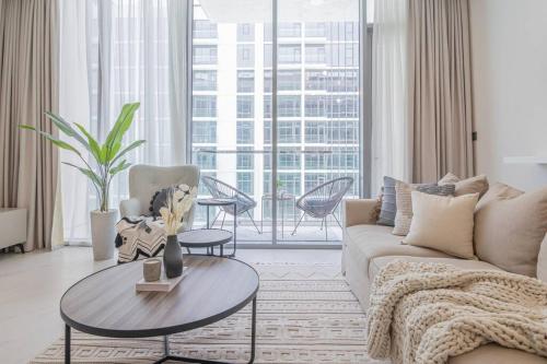 HiGuests - Step Into Heaven In This Lakeside Apartment