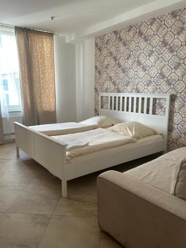1 Schlafzimmer mit 2 Betten und einer Wand in der Unterkunft Urban Escape Haven in Hannover