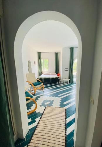 an archway in a room with a bedroom at Studio bord de mer à louer in Hammam Sousse