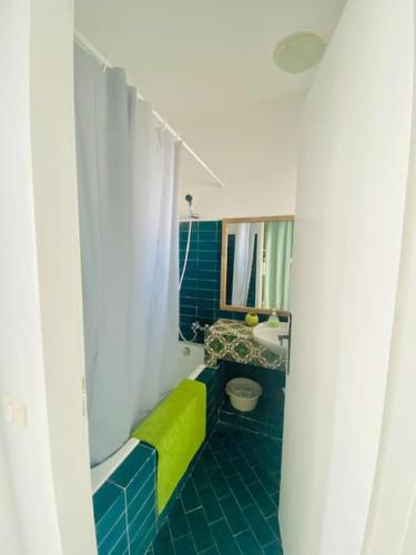 哈馬姆蘇塞的住宿－Studio bord de mer à louer，带浴缸、卫生间和盥洗盆的浴室