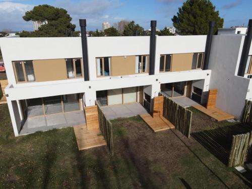 una vista aérea de un edificio con porche en Casa en Monte del Este en Monte Hermoso