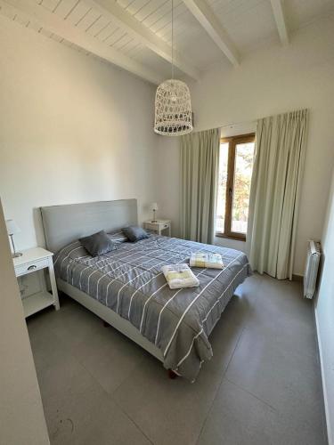 1 dormitorio con cama y ventana grande en Casa en Monte del Este en Monte Hermoso