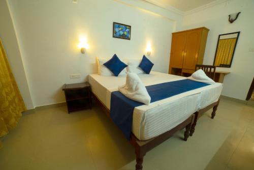 Una cama o camas en una habitación de tippys beach resort