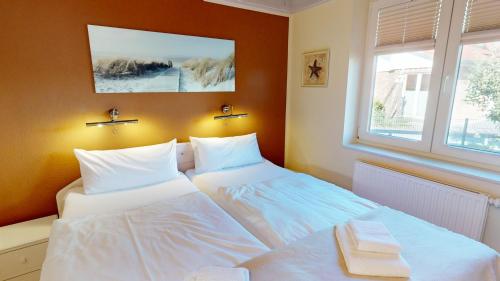Postel nebo postele na pokoji v ubytování Feriendorf Südstrand Haus 20