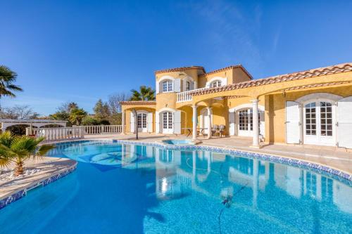 une grande piscine devant une maison dans l'établissement La Madrague St Vincent Apt A, au Grau-dʼAgde