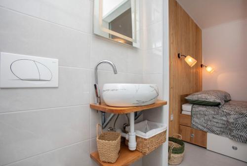 mała łazienka z umywalką i łóżkiem w obiekcie Villa Deborah w mieście Labin