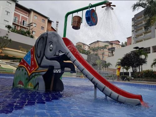 eine Rutsche in einem Wasserpark mit einem Elefanten drauf in der Unterkunft Apartamentos em Rio Quente com maravilhosa área de lazer e linda vista in Rio Quente