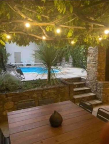 une table en bois avec un vase au-dessus dans l'établissement The Forge Esperaza, à Espéraza