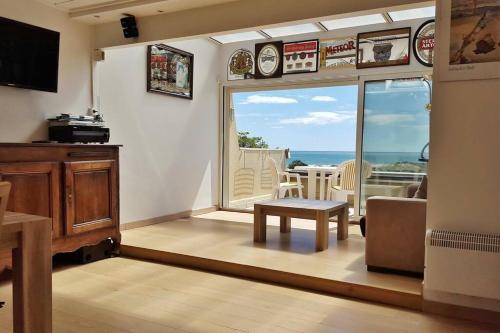 un salon avec vue sur l'océan dans l'établissement Appart 385, Port Nature 3 au village naturiste, au Cap d'Agde